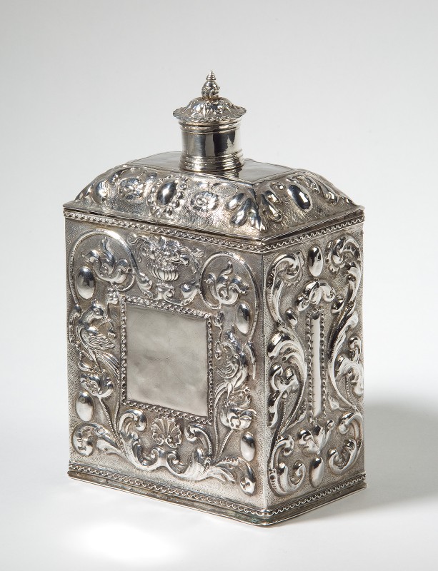 Zilveren theebus met decor in reliëf